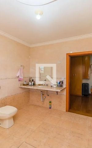 Casa à venda com 341m², 3 quartos e 4 vagasBanheiro Quarto 2
