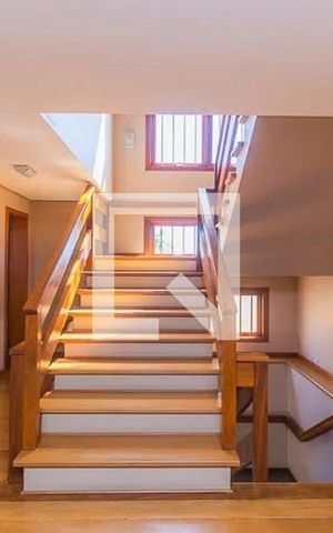 Casa à venda com 341m², 3 quartos e 4 vagasEscadas 