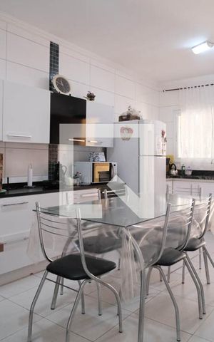Casa à venda com 100m², 3 quartos e 2 vagas Casa à venda com 100m², 3 quartos e 2 vagasCozinha