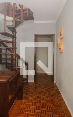 Casa à venda com 234m², 3 quartos e 2 vagas Casa à venda com 234m², 3 quartos e 2 vagasEscadas