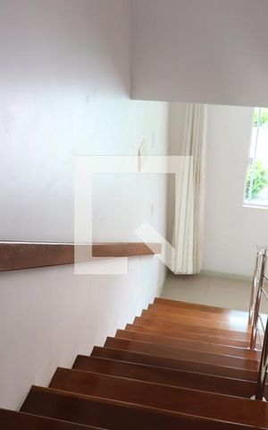 Casa à venda com 225m², 3 quartos e 3 vagasEscada dos dormitórios para a sala