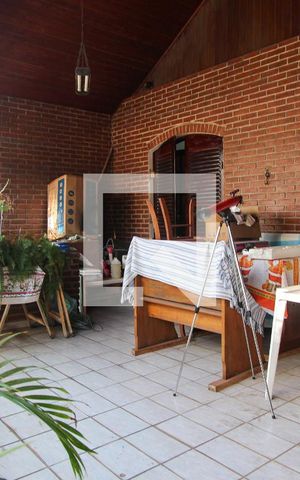 Casa à venda com 300m², 3 quartos e 2 vagas Casa à venda com 300m², 3 quartos e 2 vagasÁrea de serviço
