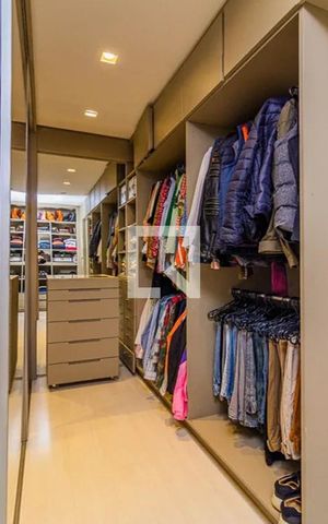 Apartamento à venda com 329m², 3 quartos e 3 vagasCloset - Quarto