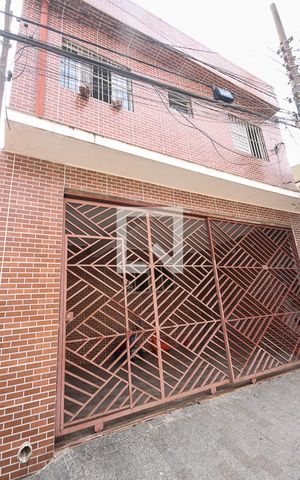 Casa à venda com 200m², 3 quartos e 2 vagas Casa à venda com 200m², 3 quartos e 2 vagasFachada