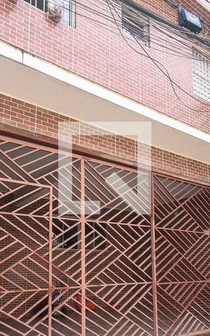 Casa à venda com 200m², 3 quartos e 2 vagas Casa à venda com 200m², 3 quartos e 2 vagasFachada