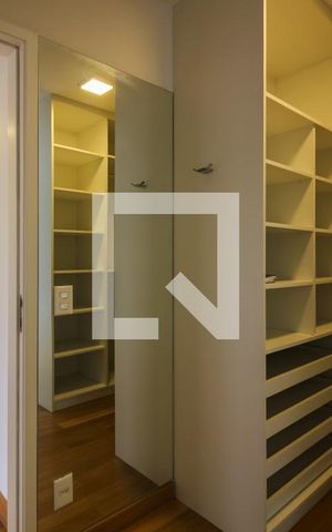 Apartamento à venda com 215m², 4 quartos e 2 vagas Apartamento à venda com 215m², 4 quartos e 2 vagasCloset da Suíte 2