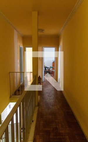 Casa à venda com 262m², 5 quartos e 4 vagas Casa à venda com 262m², 5 quartos e 4 vagasCorredor