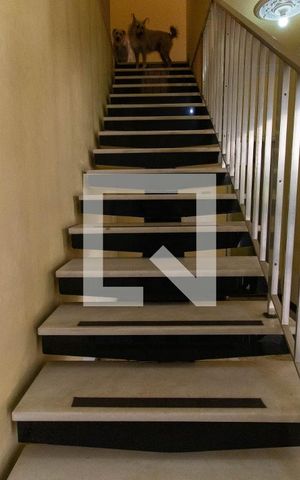 Casa à venda com 262m², 5 quartos e 4 vagas Casa à venda com 262m², 5 quartos e 4 vagasEscada