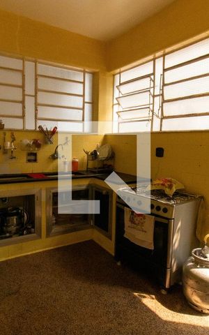 Casa à venda com 262m², 5 quartos e 4 vagas Casa à venda com 262m², 5 quartos e 4 vagasCozinha