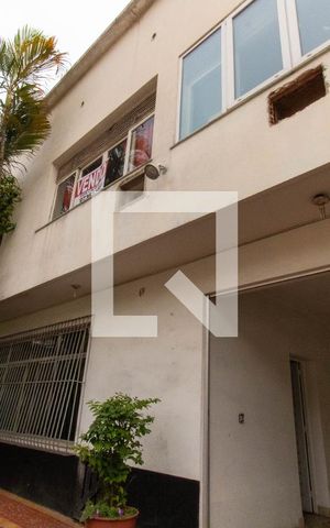 Casa à venda com 262m², 5 quartos e 4 vagas Casa à venda com 262m², 5 quartos e 4 vagasFachada