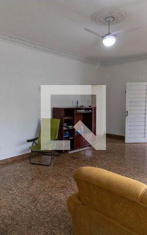 Casa à venda com 262m², 5 quartos e 4 vagas Casa à venda com 262m², 5 quartos e 4 vagasSala