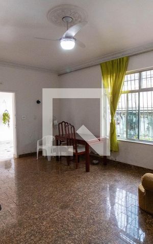 Casa à venda com 262m², 5 quartos e 4 vagas Casa à venda com 262m², 5 quartos e 4 vagasSala