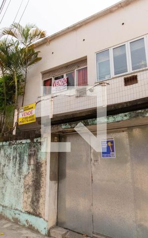 Casa à venda com 262m², 5 quartos e 4 vagas Casa à venda com 262m², 5 quartos e 4 vagasFachada
