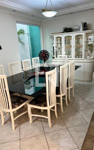 Casa à venda com 240m², 3 quartos e 4 vagas Casa à venda com 240m², 3 quartos e 4 vagasSala de Jantar