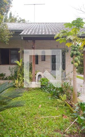 Casa à venda com 270m², 4 quartos e 4 vagas Casa à venda com 270m², 4 quartos e 4 vagasFachada