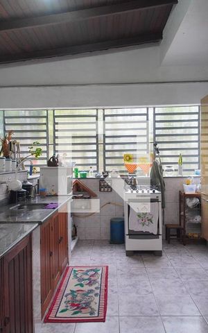 Casa à venda com 270m², 4 quartos e 4 vagas Casa à venda com 270m², 4 quartos e 4 vagasCozinha