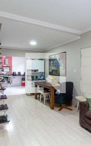 Casa à venda com 134m², 2 quartos e 2 vagas Casa à venda com 134m², 2 quartos e 2 vagasSala