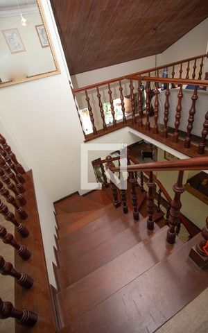 Casa à venda com 360m², 4 quartos e 3 vagas Casa à venda com 360m², 4 quartos e 3 vagasEscada