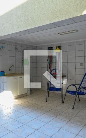 Casa à venda com 216m², 3 quartos e 2 vagas Casa à venda com 216m², 3 quartos e 2 vagasQuintal/Serviço
