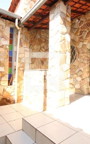 Casa à venda com 350m², 5 quartos e 2 vagasFrente da casa 