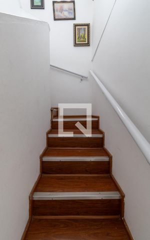 Casa à venda com 123m², 3 quartos e 2 vagas Casa à venda com 123m², 3 quartos e 2 vagasEscada