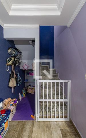 Casa à venda com 250m², 3 quartos e 2 vagas Casa à venda com 250m², 3 quartos e 2 vagasEscada