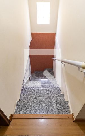 Casa à venda com 110m², 3 quartos e 2 vagas Casa à venda com 110m², 3 quartos e 2 vagasEscada