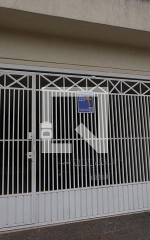 Casa à venda com 225m², 3 quartos e 2 vagasFachada