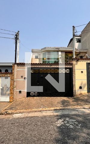 Casa para alugar com 152m², 3 quartos e 4 vagas Casa para alugar com 152m², 3 quartos e 4 vagasFachada