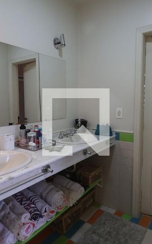 Casa à venda com 242m², 3 quartos e 5 vagasBanheiro da Suíte 1-2