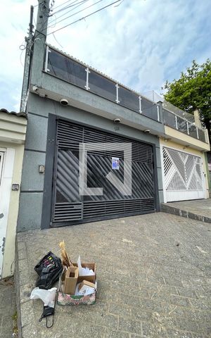 Casa à venda com 150m², 3 quartos e 2 vagas Casa à venda com 150m², 3 quartos e 2 vagasFachada + Placa