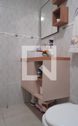 Casa à venda com 70m², 3 quartos e 1 vaga Casa à venda com 70m², 3 quartos e 1 vagaBanheiro