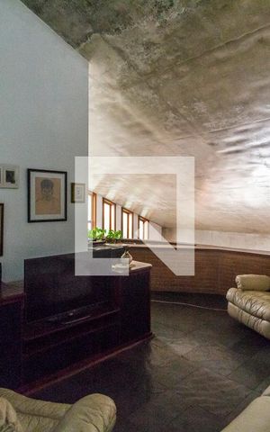 Casa de condomínio para alugar com 440m², 4 quartos e 4 vagas Casa de condomínio para alugar com 440m², 4 quartos e 4 vagasSala de TV
