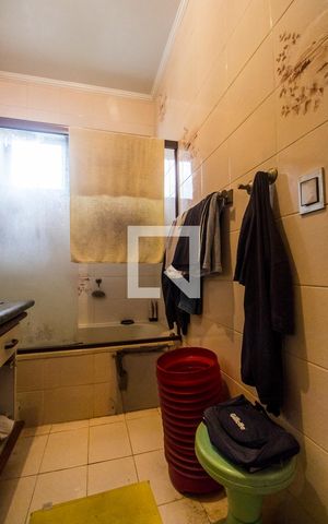 Casa de condomínio para alugar com 440m², 4 quartos e 4 vagas Casa de condomínio para alugar com 440m², 4 quartos e 4 vagasBanheiro da Suíte 2