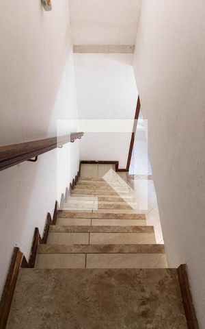Casa à venda com 150m², 3 quartos e 1 vaga Casa à venda com 150m², 3 quartos e 1 vagaEscada