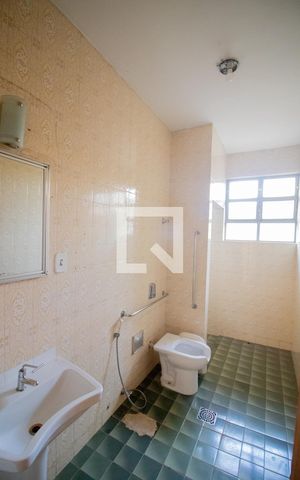 Casa à venda com 480m², 6 quartos e 2 vagas Casa à venda com 480m², 6 quartos e 2 vagasBanheiro Social - Casa 2