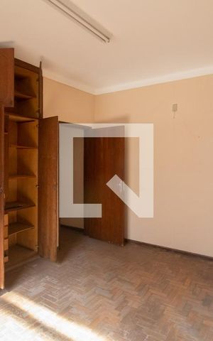 Casa à venda com 480m², 6 quartos e 2 vagas Casa à venda com 480m², 6 quartos e 2 vagasQuarto 3 - Casa 1