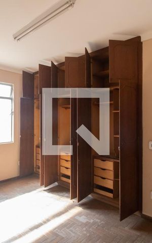 Casa à venda com 480m², 6 quartos e 2 vagas Casa à venda com 480m², 6 quartos e 2 vagasQuarto 3 - Casa 1