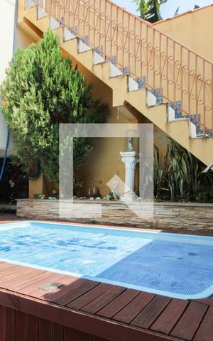 Casa à venda com 400m², 3 quartos e 6 vagas Casa à venda com 400m², 3 quartos e 6 vagasPiscina