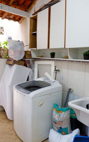 Casa à venda com 280m², 5 quartos e 2 vagas Casa à venda com 280m², 5 quartos e 2 vagasLavanderia