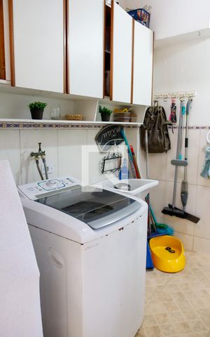 Casa à venda com 280m², 5 quartos e 2 vagas Casa à venda com 280m², 5 quartos e 2 vagasLavanderia