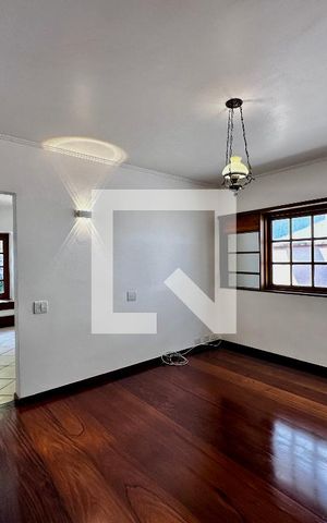 Casa à venda com 246m², 3 quartos e 3 vagas Casa à venda com 246m², 3 quartos e 3 vagasSala