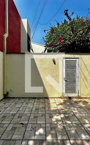 Casa à venda com 246m², 3 quartos e 3 vagas Casa à venda com 246m², 3 quartos e 3 vagasQuintal de Serviço