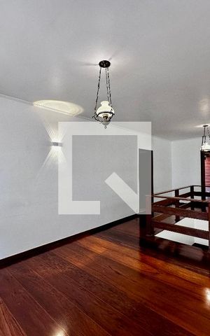 Casa à venda com 246m², 3 quartos e 3 vagas Casa à venda com 246m², 3 quartos e 3 vagasSala
