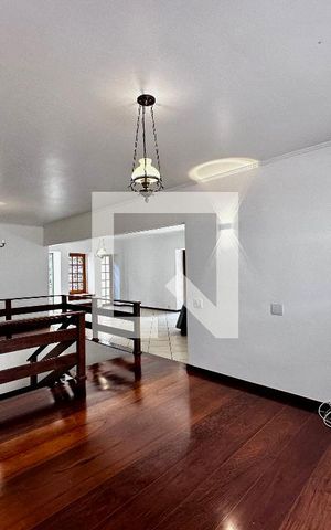 Casa à venda com 246m², 3 quartos e 3 vagas Casa à venda com 246m², 3 quartos e 3 vagasSala