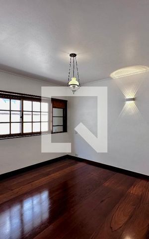Casa à venda com 246m², 3 quartos e 3 vagas Casa à venda com 246m², 3 quartos e 3 vagasSala