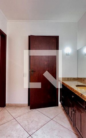 Casa à venda com 246m², 3 quartos e 3 vagas Casa à venda com 246m², 3 quartos e 3 vagasBanheiro Social