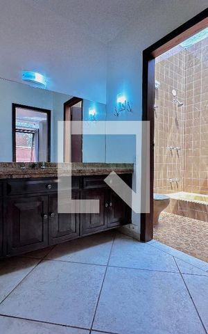 Casa à venda com 246m², 3 quartos e 3 vagas Casa à venda com 246m², 3 quartos e 3 vagasBanheiro Social