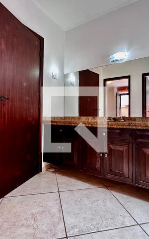 Casa à venda com 246m², 3 quartos e 3 vagas Casa à venda com 246m², 3 quartos e 3 vagasBanheiro Social