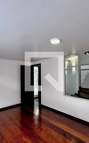 Casa à venda com 246m², 3 quartos e 3 vagas Casa à venda com 246m², 3 quartos e 3 vagasEscritório